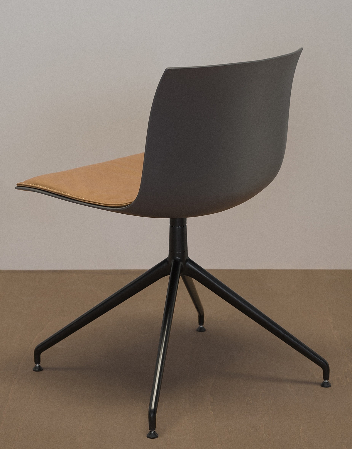 De design bureaustoelen van Arper voor een strak interieur. 