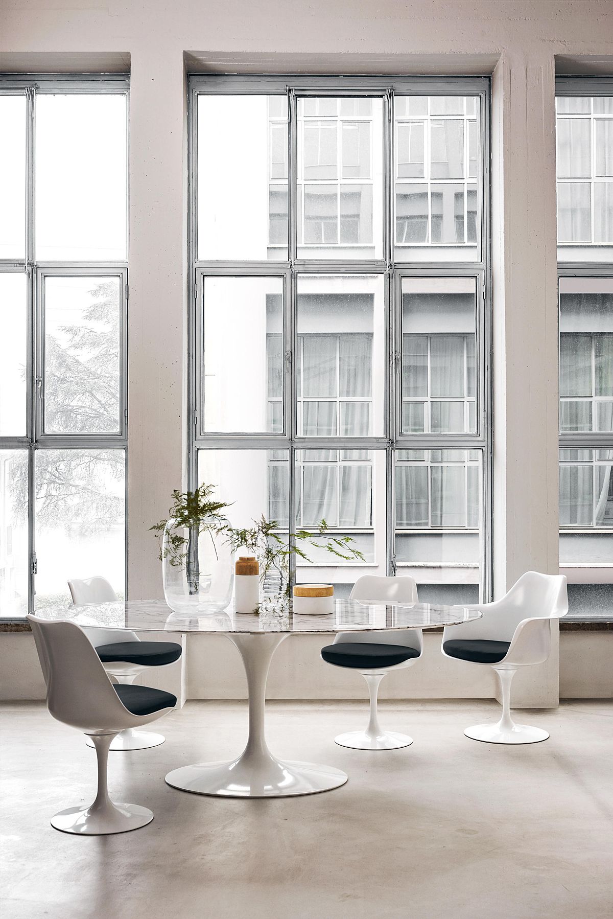 Designklassieker van Eero Saarinen - Tulip dining table.