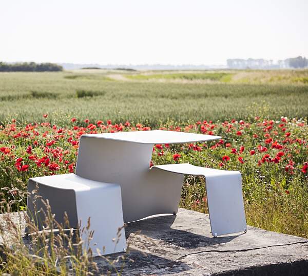 Picnik, een moderne picknicktafel met banken voor kleine buitenruimtes