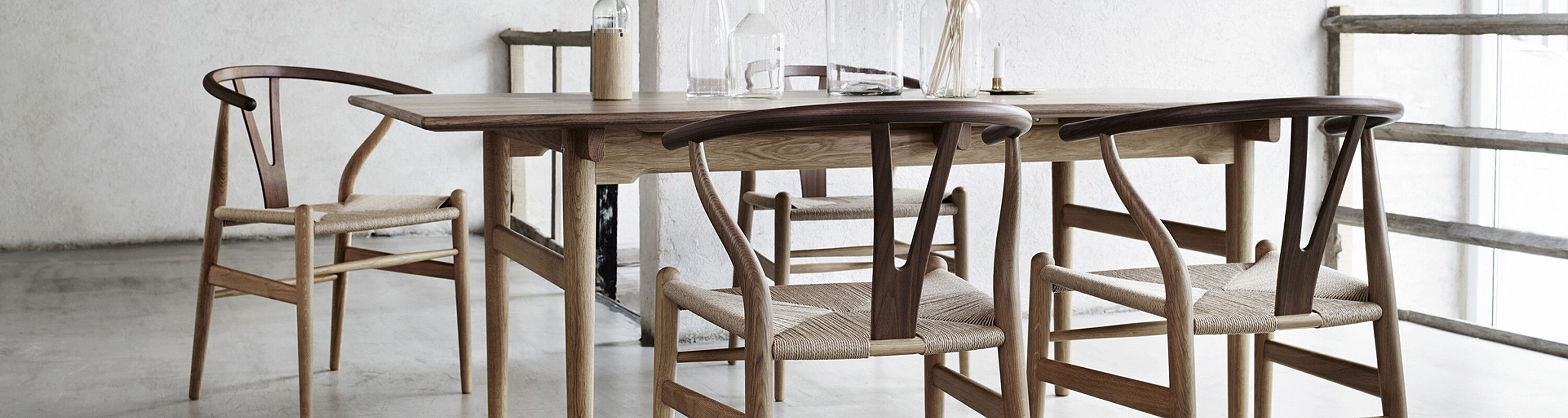 Carl Hansen & Søn biedt een collectie tafels en stoelen waaronder de bekende CH24 Wishbon chair van H.J. Wegner.