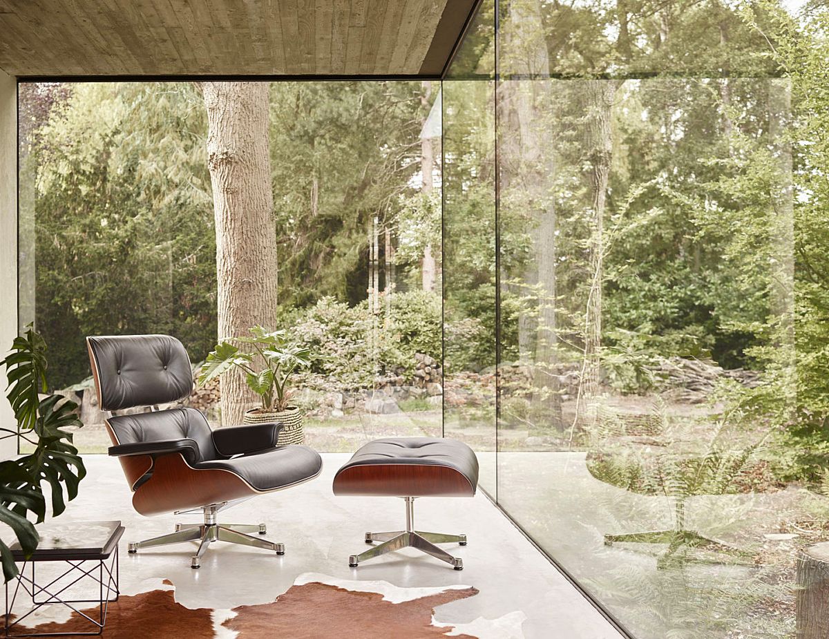 Vitra Eames Lounge chair en ottoman ontworpen door Charles & Ray Eames — een echte designklassieker. 