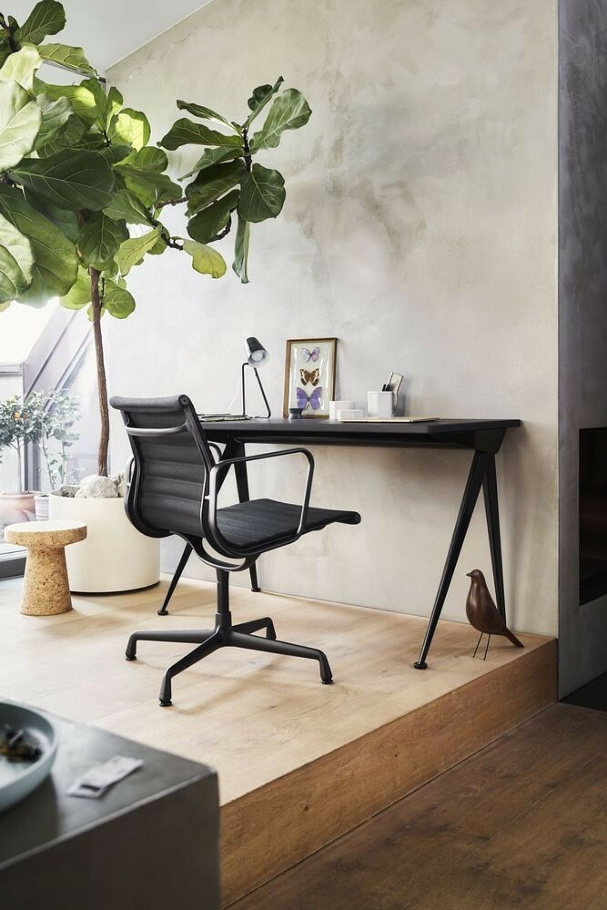 Vitra Eames Aluminium bureaustoel - deze designklassieker nu ook verkrijgbaar met zwart onderstel. 