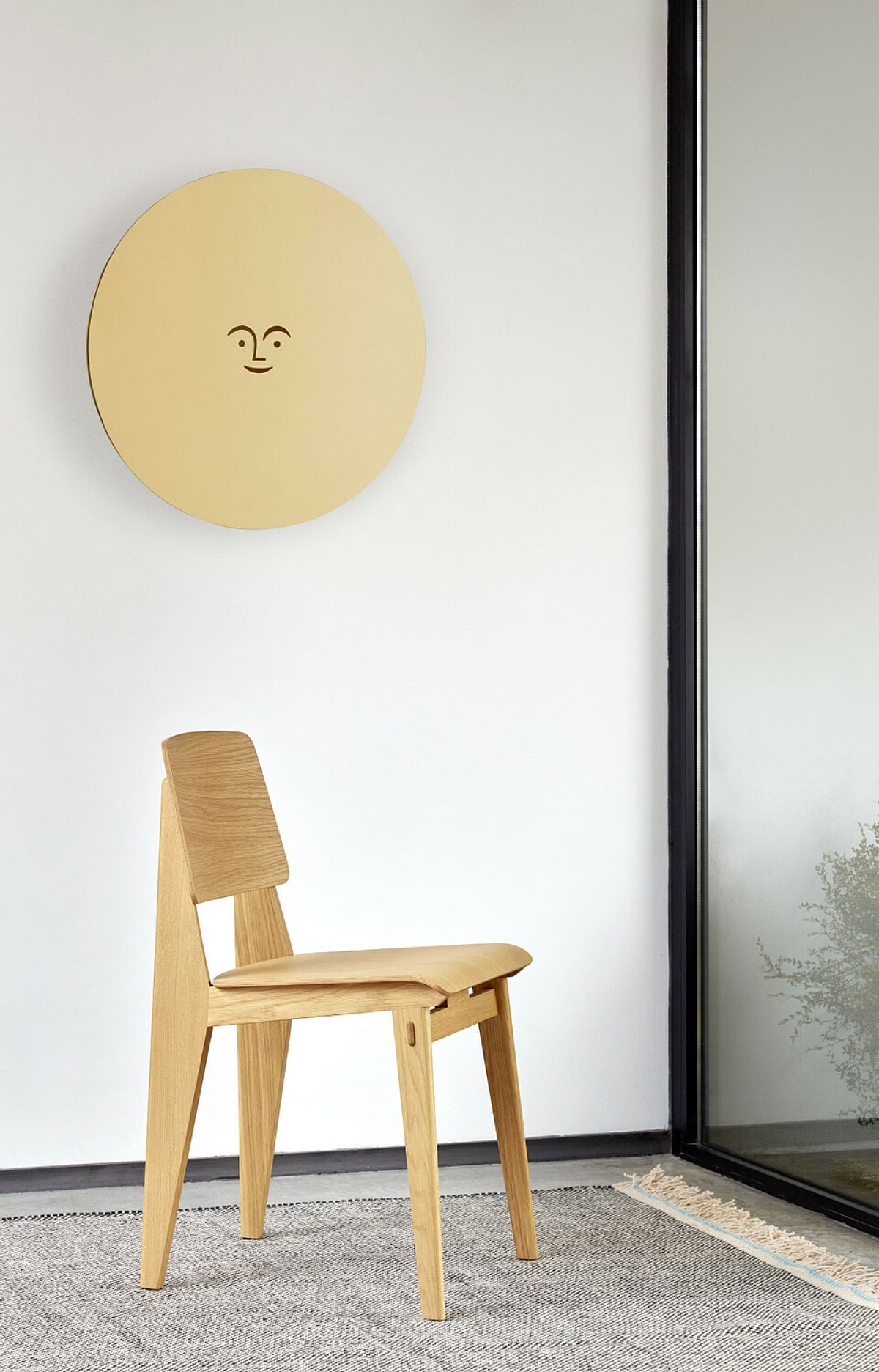 Chaise tout bois is de enige stoel volledig in hout van legendarisch ontwerper Jean Prouvé.