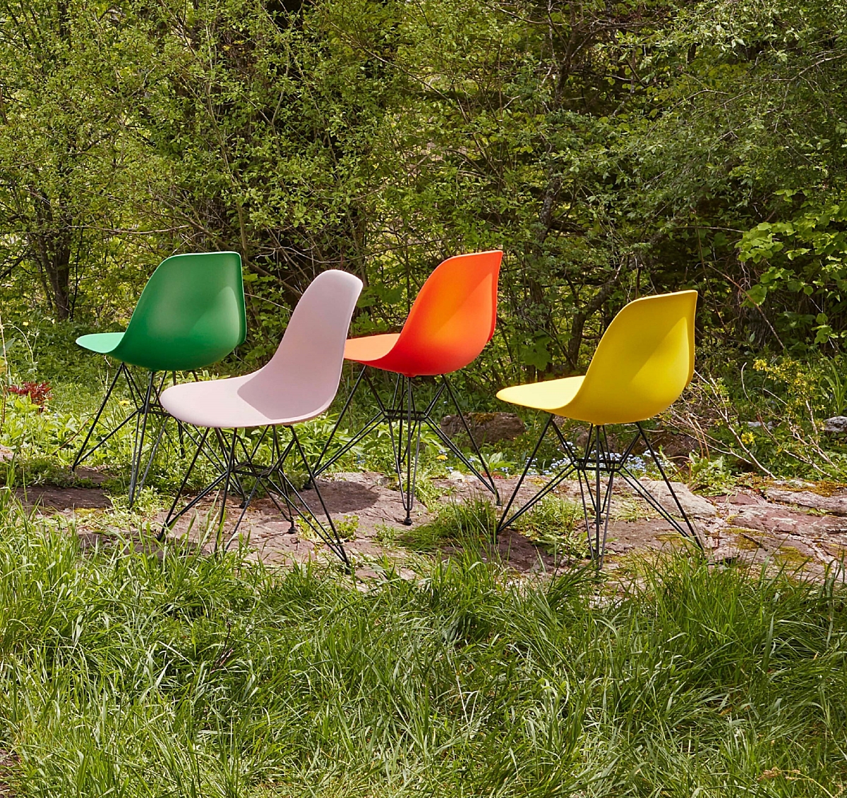 De Eames plastic chair geschikt voor binnen- en buitengebruik