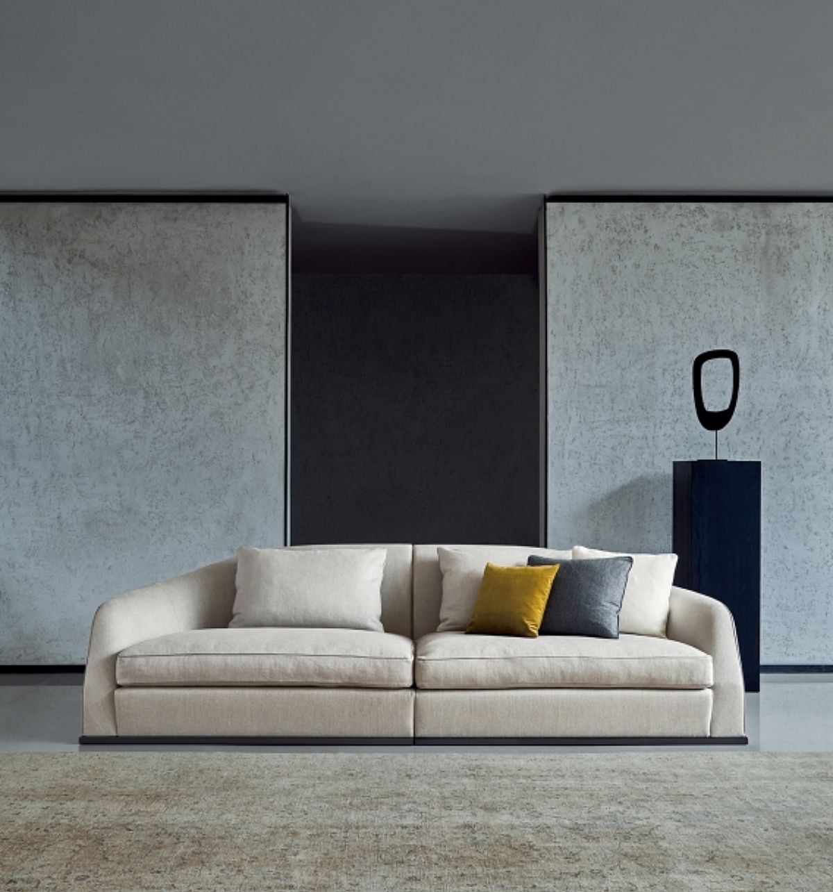 De Alfred sofa van Mood is met zijn "New Classic" flair en donzen vulling uiterst comfortabel.