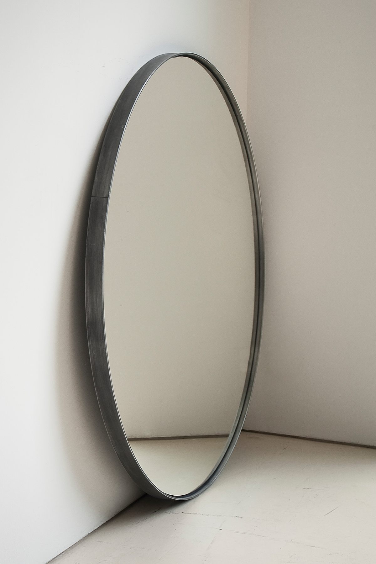 Sober design met ingetogen vormgeving - Spiegels op maat bij Interni Edition.