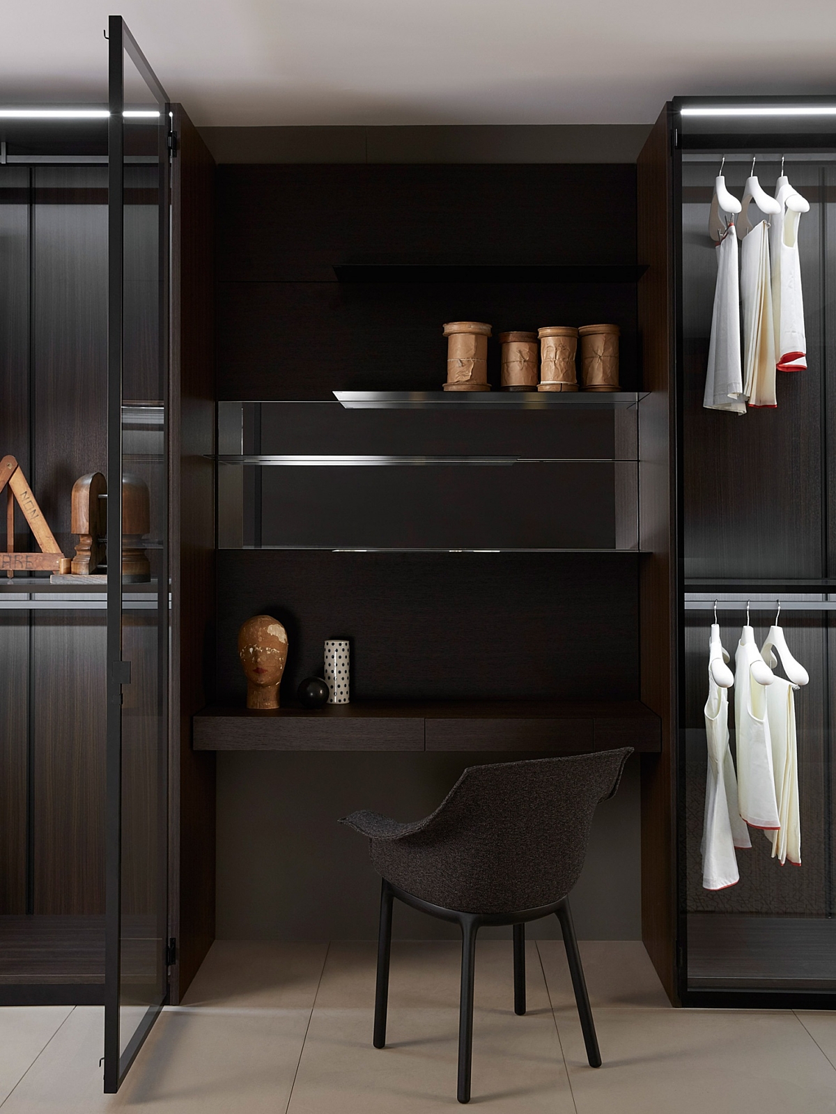Strakke lijnen, geometrische vormen en functionaliteit karakteriseren de veelal moduleerbare meubelen van Porro.