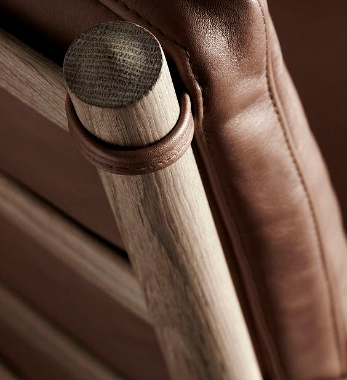 Deense meubelmerk Carl Hansen & Søn heeft een brede collectie houten meubelen met ambachtelijke productie.